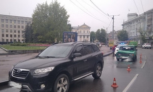 У центрі Житомира після зіткнення з Hyundai у ВАЗ вилетіло лобове скло. ФОТО