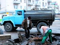 В Житомире на дороге провалился асфальт, образовав глубокую яму. ФОТО