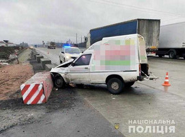 На Житомирщині ЗАЗ влетів у вантажівку: є травмовані
