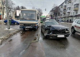 На Київській не розминулись автобус “Київ-Житомир” та BMW, є травмовані