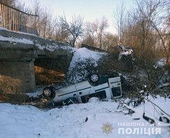 У Житомирській області Opel злетів з мосту: водійка з травмами у лікарні
