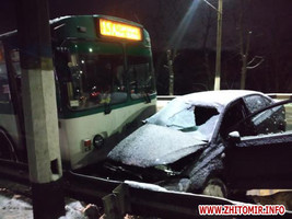 На Чуднівському мосту в Житомирі зіткнулися тролейбус та автомобіль, є загиблий