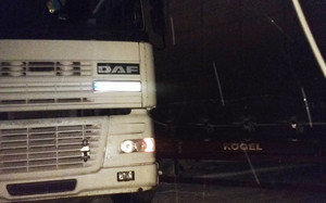 На Житомирщині фура задавила водія: чоловік зупинився на дорозі та вийшов з кабіни, а вантажівка покотилася