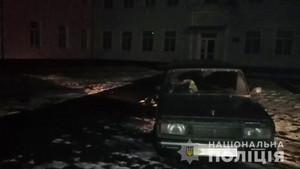 На Житомирщині п’яний молодик “позичив” авто у знайомого, поки той проводжав дівчину додому: покатався і заснув