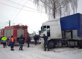 За добу на Житомирщині рятувальники витягли зі снігу 28 авто: вантажівки буксували на дорогах, “швидкі” не довезли хворих. ФОТО