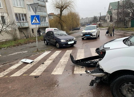 На перехресті у Житомирі зіткнулися Renault і Lanоs, 17-річну пасажирку забрала “швидка”