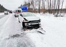 На трасі Київ – Чоп Ford в’їхав у відбійник, “швидка” забрала постраждалу