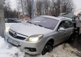 У Житомирі на вулиці Східній витягали загрузлий Opel, водійка якого скерувала автівку в сніг, щоб не збити собаку