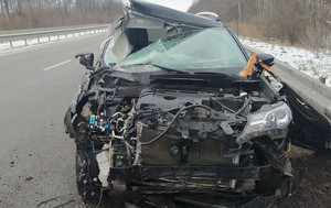 На трасі Київ – Чоп водій розбив Toyota та пошкодив близько 20 метрів відбійника.Фото