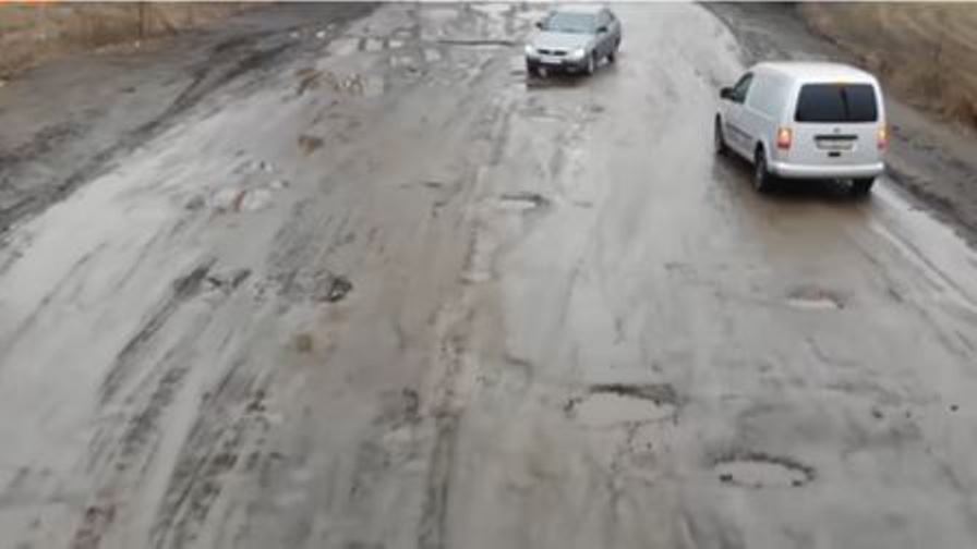 Українцям показали, як виглядає одна з найгірших доріг країни. ВІДЕО