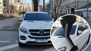 У центрі Києва хлопець пройшовся по Mercedes, який був припаркований на переході. ВІДЕО