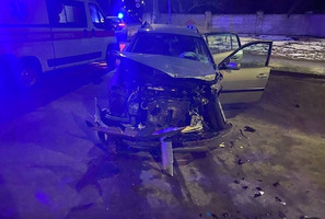 На перехресті у Житомирі неповнолітній водій Mercedes не пропустив поліцейського на Renault, одного водія госпіталізували. ФОТО