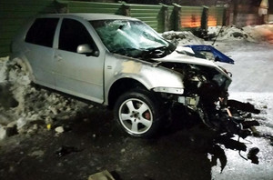 У центрі міста на Житомирщині Volkswagen протаранив дерево, водія госпіталізували