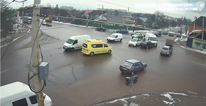 На перехресті у Житомирі зіткнулися бус та легковик, на місце виїжджав автомобіль швидкої допомоги. ВІДЕО