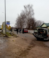 На трасі Київ-Чоп у Житомирській області вантажівка в’їхала у припарковану Toyota: травмовані троє людей