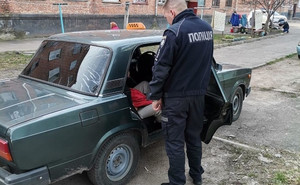 На Бориса Тена у Житомирі таксист зробив зауваження пішоходам, які йшли посеред дороги, а у відповідь отримав ножове поранення.ВІДЕО