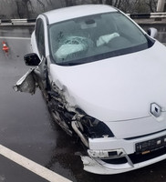 На Чуднівському мосту в Житомирі 19-річний водій на Renault врізався у відбійник.ФОТО