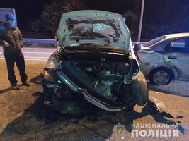 На трасі Київ-Чоп Chevrolet, у якому лопнуло колесо, зіткнувся з Citroën, постраждала киянка