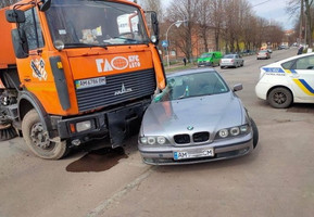 У Житомирі на перехресті комунальний МАЗ зачепив BMW: від удару легковик викинуло на тротуар, пасажирка травмована. ФОТО