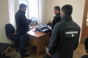 Справу працівника Укртрансбезпеки в Житомирській області, який систематично брав хабарі за перевантажені фури, передали до суду