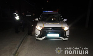 У Бердичеві поліцейські зупинили Рeugeot, який їхав з відкритими дверцятами, нетверезий водій запропонував хабар. ВІДЕО