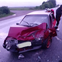 На трасі у Житомирській області зіткнулись Volkswagen та ВАЗ, один водій з травмами у лікарні. ФОТО