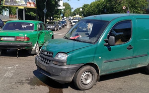На перехресті Великої Бердичівської та Жуйка у Житомирі не розминулись ГАЗ та Fiat: рух транспорту ускладнений