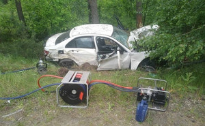 На трасі у Житомирській області рятувальники деблокували двох травмованих чоловіків з понівеченого в ДТП автомобіля
