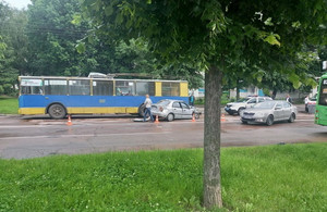 На Вітрука у Житомирі легковик зіткнувся з бусом, від удару один автомобіль відлетів на тротуар. ФОТО