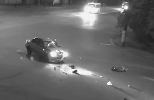 У Житомирі машина зіткнулася зі скутером: момент ДТП потрапив на камери