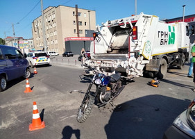 У центрі Житомира мотоцикл зіткнувся зі сміттєвозом, водія двоколісника забрала «швидка»