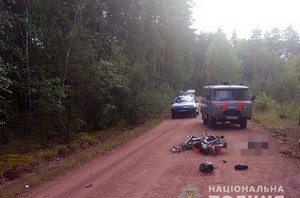 На лісовій дорозі в Житомирській області мотоцикл влетів в «Урал»: 25-річний водій двоколісника загинув