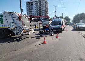 Відеокамери зафіксували момент зіткнення сміттєвоза та мотоцикла у центрі Житомира, у компанії «Ґрін Бін Україна» кажуть це вперше