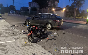 У двох ДТП у Житомирській області постраждали четверо молодих людей: мотоцикл зіткнувся з автомобілем, бус в’їхав у бордюр та перекинувся