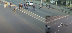 На проспекті Миру в Житомирі автомобіль збив дідуся на регульованому пішохідному переході, ДТП зафіксували камери