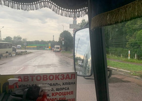 На околиці Житомира бус в’їхав у маршрутку: нетверезого водія наздогнали ТОРівці