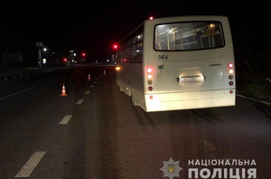 Поліція просить допомогти впізнати чоловіка, який загинув під колесами автобуса у передмісті Житомира