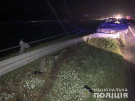 Уночі поблизу Новограда-Волинського Renault влетів у відбійник, 25-річну пасажирку госпіталізували