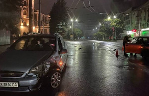 На світанку в центрі Житомира зіткнулися Skoda та Chevrolet, один з водіїв травмувався. ВІДЕО