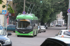 У центрі Житомира тролейбус зіткнувся з легковиком. ФОТО