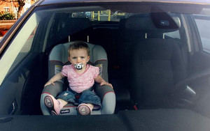 З якого віку дитині можна їздити на передньому сидінні автомобіля