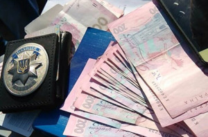 У Житомирі двоє водіїв хотіли відкупитися від патрульних і пропонували хабарі у 500 доларів та 20 тисяч гривень