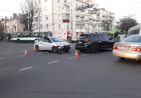 На перехресті в центрі Житомирі зіткнулись Nissan та Hyundai. ФОТО