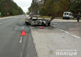 На трасі у Житомирській області ЗАЗ зіткнувся з Renault і загорівся, двоє людей травмовані