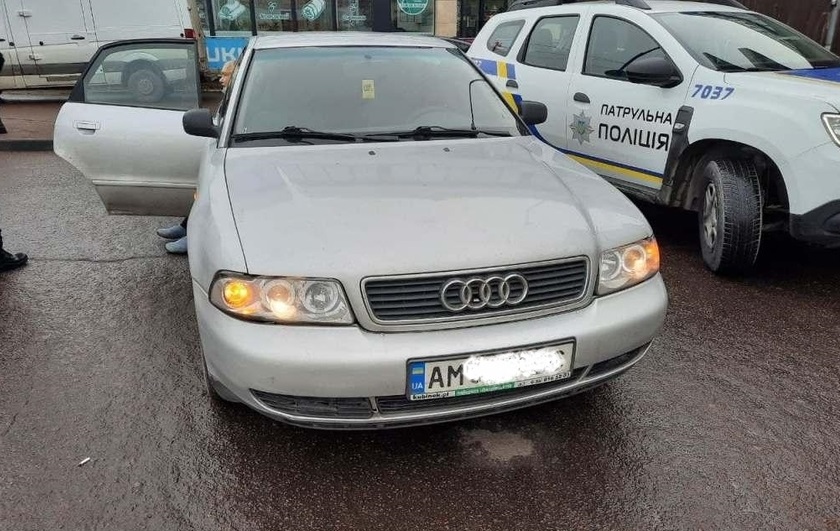 У Житомирі на парковці біля супермаркету Audi наїхала на жінку-пішохода: потерпілу госпіталізували