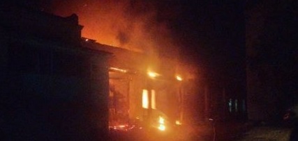 У Коростишеві спалахнув автомобіль в середині СТО, один з відвідувачів спробував загасити пожежу і отримав опіки