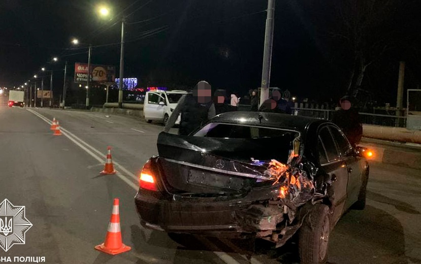 На Київському мосту у Житомирі не розминулись два Mercedes Фото 1