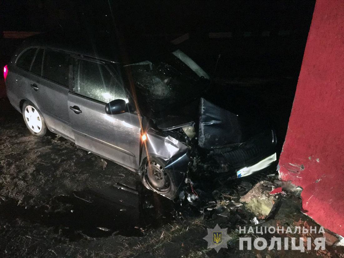 У Житомирському районі 17-річна водійка Skoda уночі в’їхала в зупинку: госпіталізували трьох молодих людей