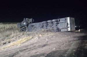 На Житомирщині перекинулася вантажівка: водія госпіталізували