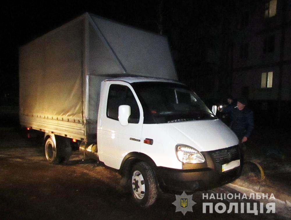 У Житомирі власник ГАЗелі затримав молодика, який розбив скло і намагався завести його автомобіль. ФОТО